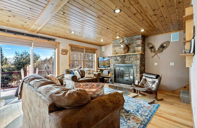Family Chaley w/Views & HotTub- Dogs Ok! Slps13
