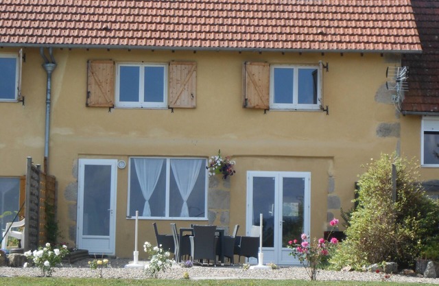 Family cottage in Auvergne, wifi and playground for a change of scenery