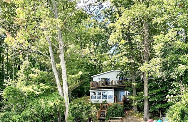 Family Cottage on Sanford Lake near Sleeping Bear Dunes & Traverse City