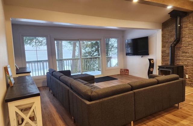 Family Cottage Retreat on Rice Lake n(Sleeps 7 & 2 Bathrooms)