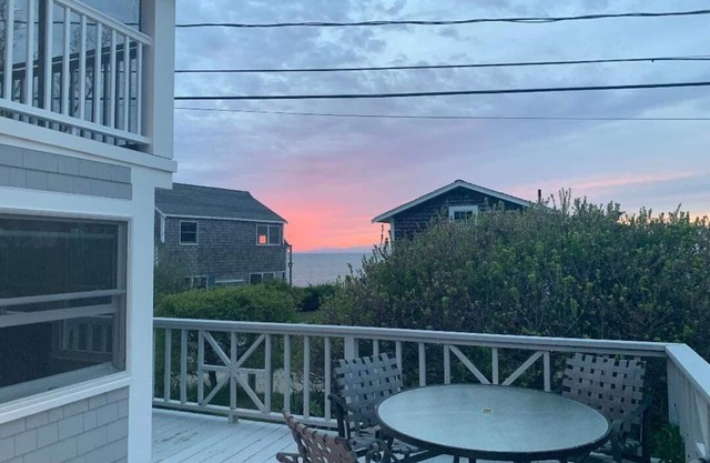 Family Cottage, Steps from a Private Beach on Brewster Dunes