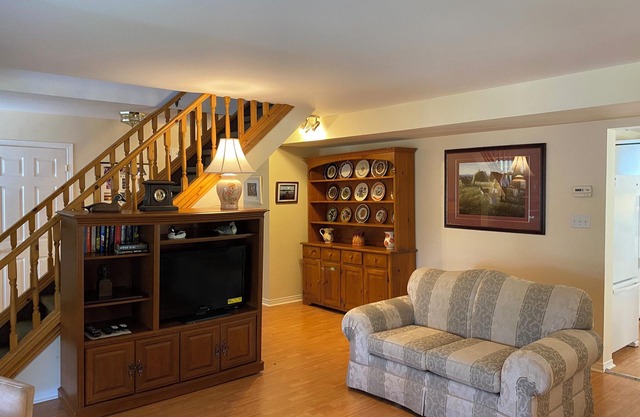 Family cottage with beach on spring-fed lake, close to plenty of attractions