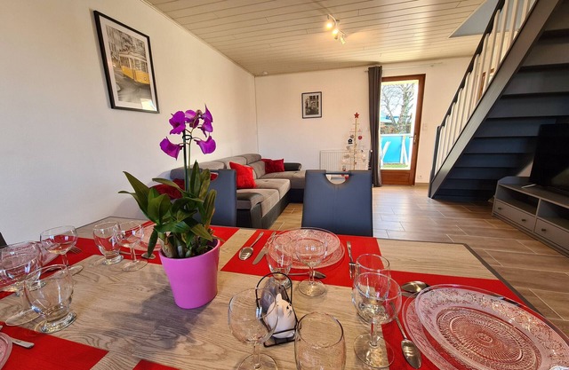 Family cottage with shared pool, terrace, and WiFi