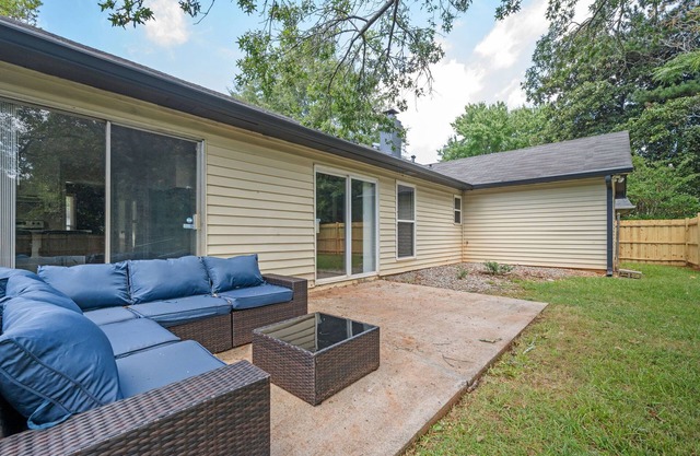 Family & Dog Friendly 4BD/2.5BA in Stone Mountain