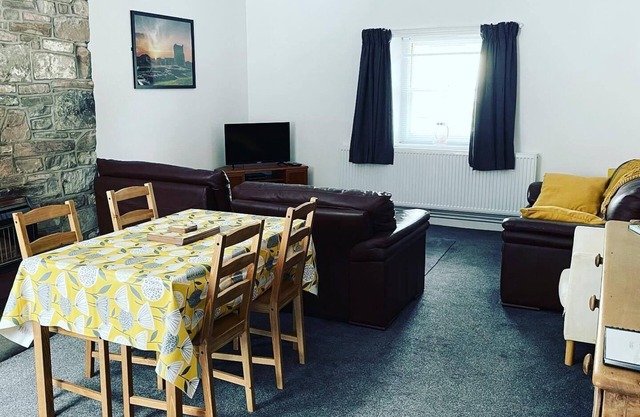 Family & dog friendly seaside flat Llansteffan Carmarthen West Wales sleeps 5