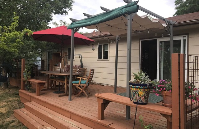 Family/Dog Friendly House Along Bike Trail, Huge Deck, Sleeps 6+