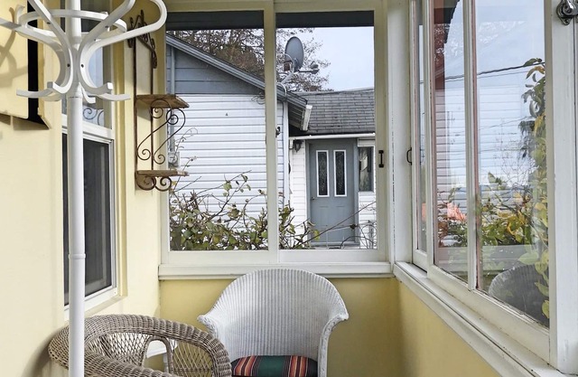 Family & dog friendly, walk to beach & Old Town