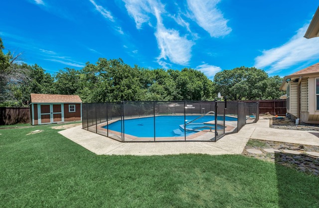 Family Dream Home, Arcade fun!, Huge Pool! 5 bedrooms, 3 baths