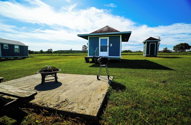 Family Farms Cabin 3 - Twin Beds, Lake View, and w/Peaceful Nights - Sleeps 2