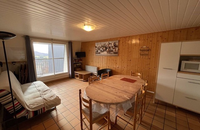 Family Apartment, Near Slopes, 2 Bedrooms, Sleeps 8, Free Parking