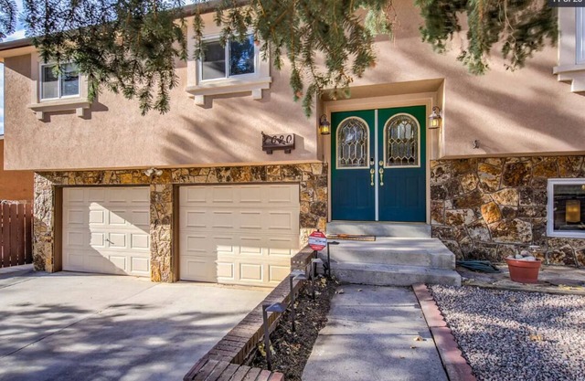 Family-friendly home, game room, mountain views, access walking trail/yard