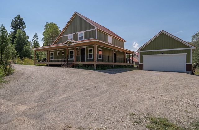 Family-friendly lodge + Fire pit + Hot tub + Heated garage + 3 On-suite bedrooms