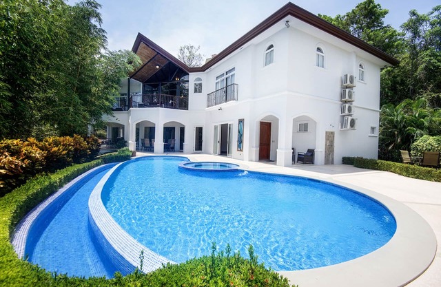 Family-Friendly 5 Bedroom House with Resort Access
