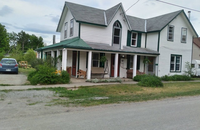 Family-friendly and pet-friendly home away from home. 2 minutes from the river