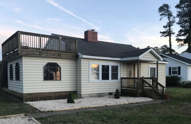 Family-Friendly Bay View Home With Private Beach