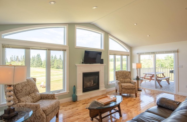 Family friendly home with private outdoor hot tub & fire pit
