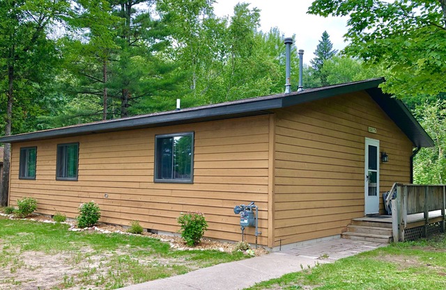 Family Friendly cabin at AuTrain Lake! Big back yard and beach access! Swim/fish