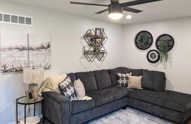 Family Friendly & Cheerful Blue Jay Ranch House close to KSU stadium