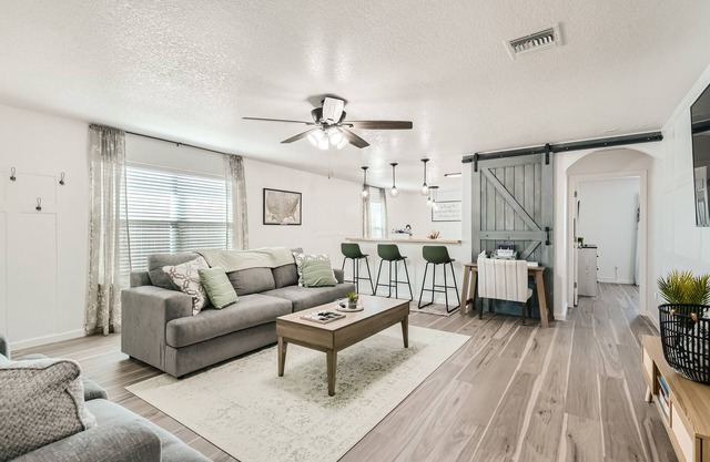 Family friendly & clean near Downtown, Lackland BMT, Sea World, and Six Flags