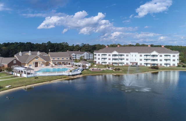 Family-Friendly Condos w/Two Pools, Mini Golf, Nearby History & Full Kitchen