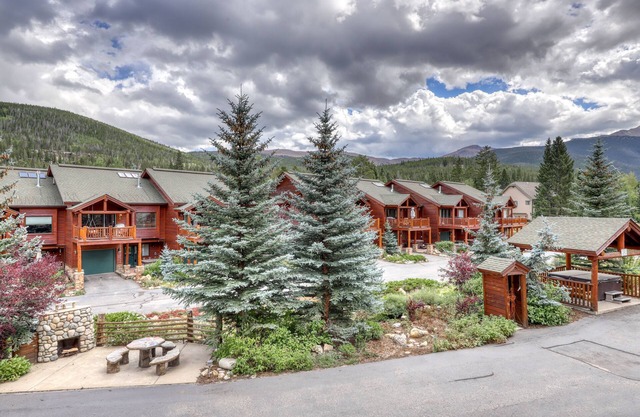 Family friendly condo w/mountain views, gas fireplace, & a shared hot tub