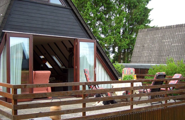 Family friendly cottage with fireplace and wooded area