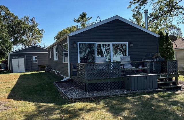 Family friendly cottage on the bay!