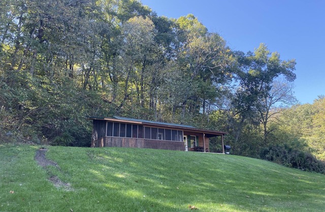 Family Friendly Cozy Cabin Located On The Shenandoah River.