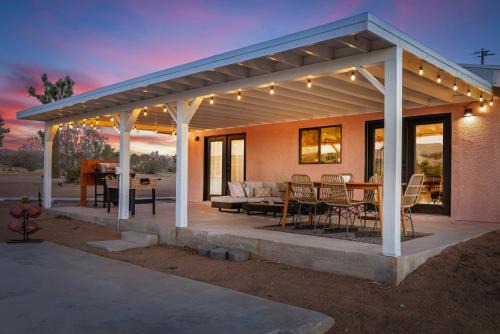 Family-Friendly Desert Retreat with Cowboy Pool, Spa & Epic View