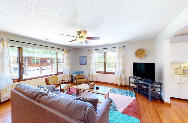 Family-friendly farm retreat on 18 acres with mountain views - board games & AC