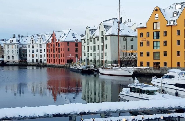 Family friendly, Free Parking space, short walk to Brosundet
