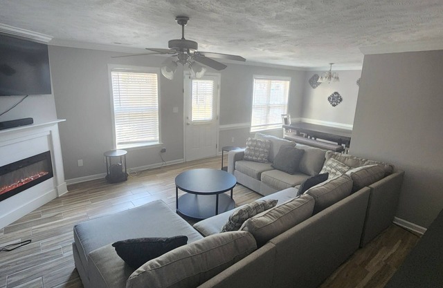 Family Friendly Home Mintues from the Airport