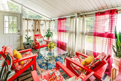 Family-Friendly Home with Furnish Patio in Crystal!