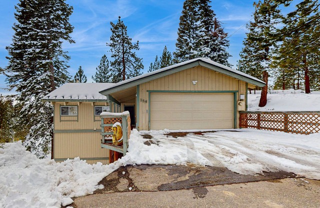 Family-friendly home with mountain views, pool table, fireplace, & spacious deck