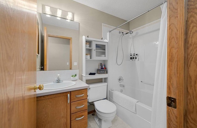 Family friendly home with balcony and yard!