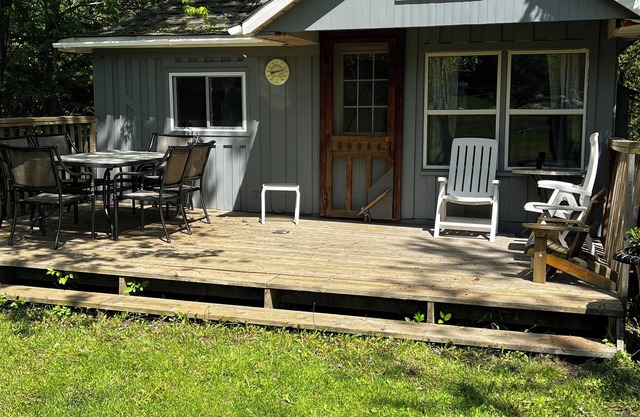 Family Friendly Houskeeping Cabin with additional Bunkie.