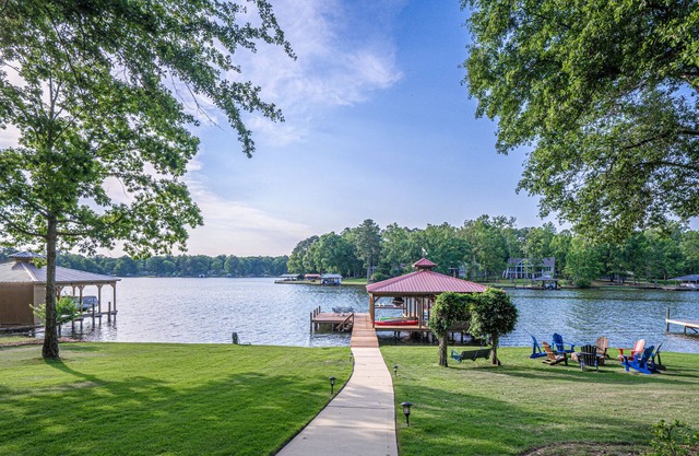 🌅 Family-friendly lake front home with EPIC sunset views and bunk room! 🚤🐟