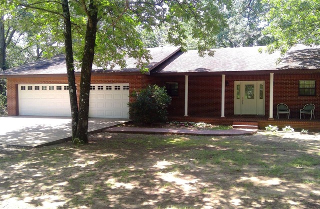 Family Friendly Lakefront House on Greers Ferry Lake 1/2 mile to Marina, Boating