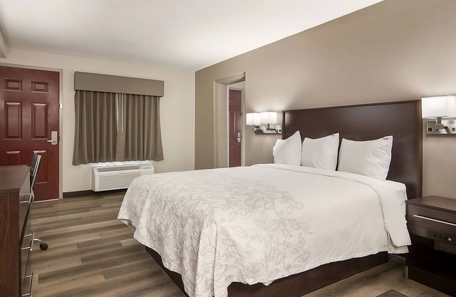 Family-friendly Lodging! Close to Lake Erie Arboretum at Frontier! FREE Parking