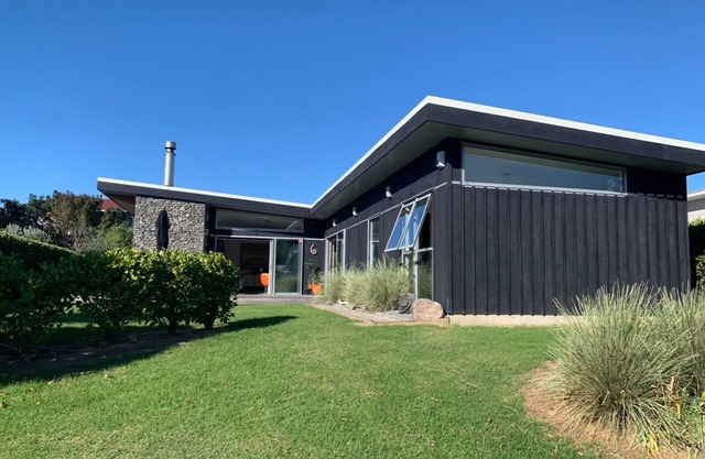 Family Friendly Modern Bach with Decks & Outdoor Fire, 200m from Beach/Surf Club