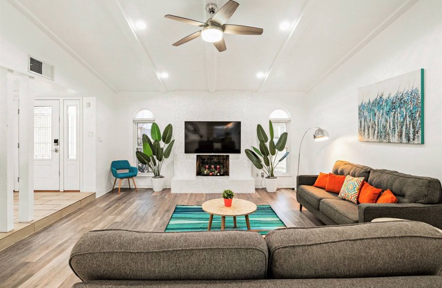 Family Friendly, Nice Backyard, King Bed, Grill, Foosball, Games, Cornhole
