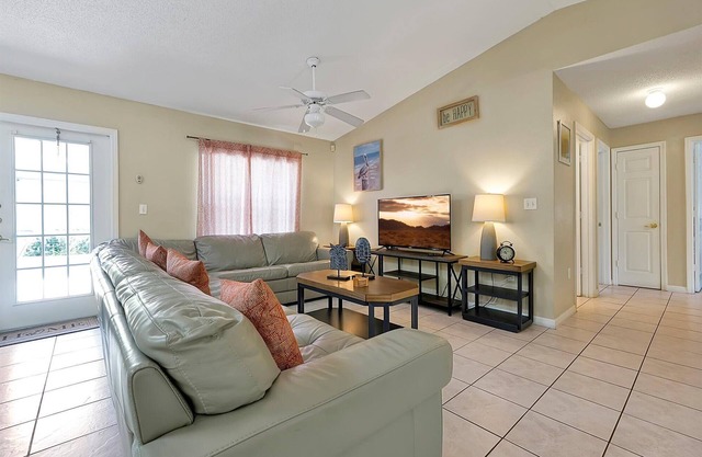 FAMILY FRIENDLY POOL HOME, OVERSIZED DECK, NO REAR NEIGHBORS, BBQ GRILL!