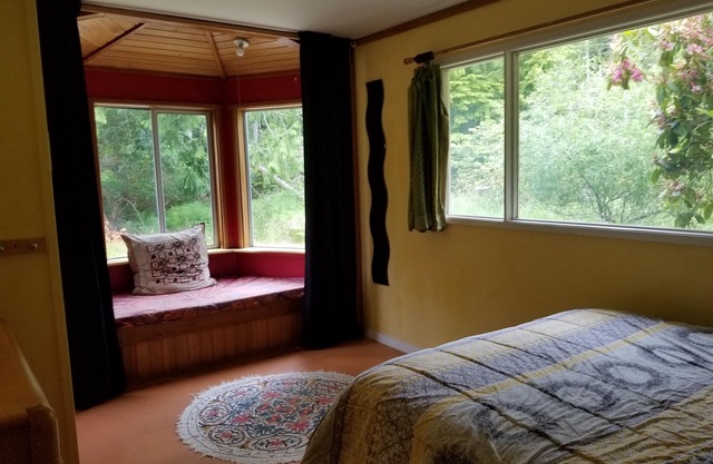Family Friendly Rancher on Galiano Island, 5minutes to Montague Marine Park