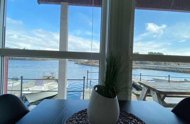 Family friendly. Right at the water's edge. Charter. 2 bedrooms. 1 hour from Bergen.