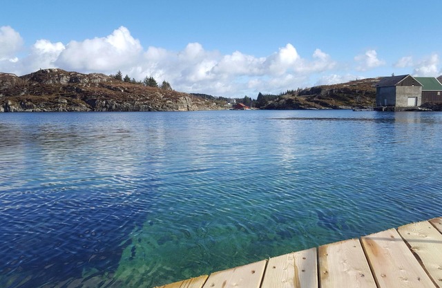 Family friendly. Right at the water's edge. Boat rental. 4 bedrooms, 2 bathrooms