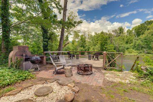 Family-Friendly Riverhouse Fishing and Hot Tub