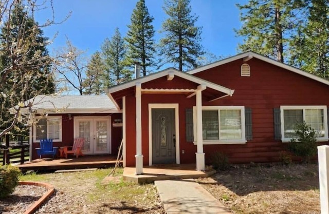 Family Friendly Shasta Home with Hot Tub