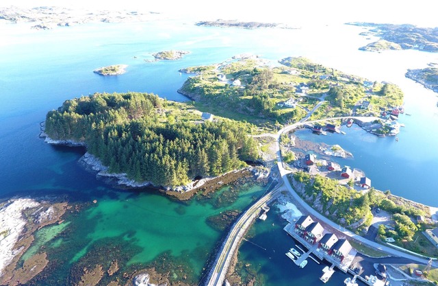 Family friendly. Situated right on the waterfront. Charter. 2 bedrooms.