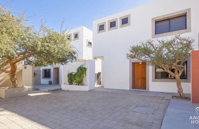 Family-friendly Townhome, Patio, Beach 4 Blocks!