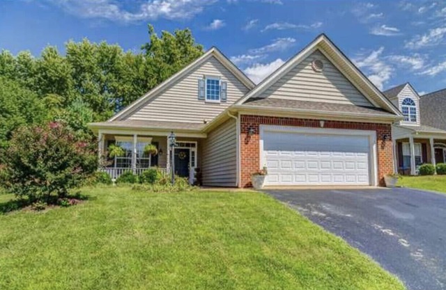 Family-friendly single home/Walking distance to shopping center and restaurants